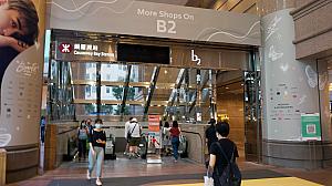 地下鉄（MTR）の銅鑼湾駅（Causeway Bay Station）のA出口に向かいます。