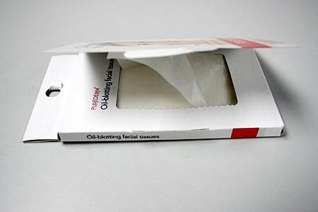 紙は、白くて半透明。紙のボックスの蓋の裏がシールになっていて開けると自然に取り出せるようになっています。 