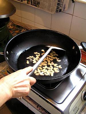 5. カシューナッツは下茹でしてから、油で揚げてカリっとさせておく
