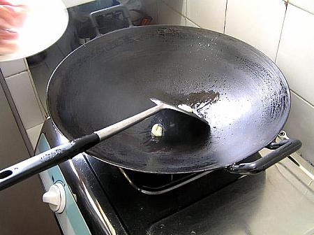3. 中華なべを十分に熱してから油（分量外：適量）を入れ、にんにくを加えて香りよくまず炒める
