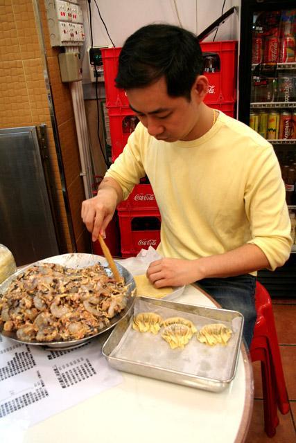 餃子を作っている劉発昌さん。1日1,000個ほど作るそうです。5秒で1個作り上げる早業は一見の価値あり。