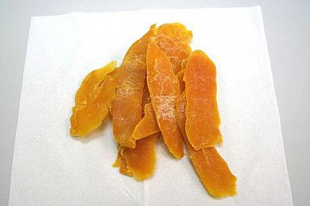 きれいな濃いオレンジ色で肉厚。表面に粒々の砂糖があります。