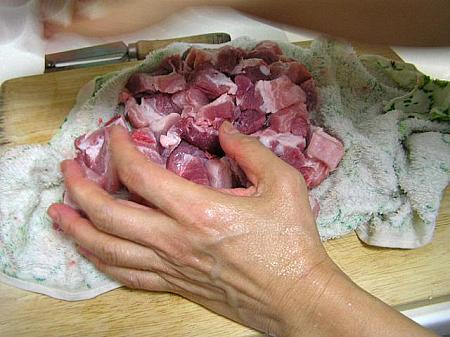 1. 骨つき豚肉は水洗いした後、ざるにあけて水を切り、さらにタオルで水分をぬぐう。