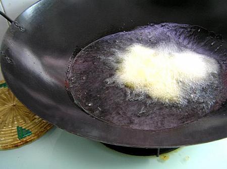 2. 片栗粉にまぶし、時間をおかずに油で揚げる。