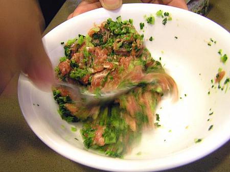 2. 豚ひき肉に刻んだちんげん菜、調味料を加えてよく混ぜる