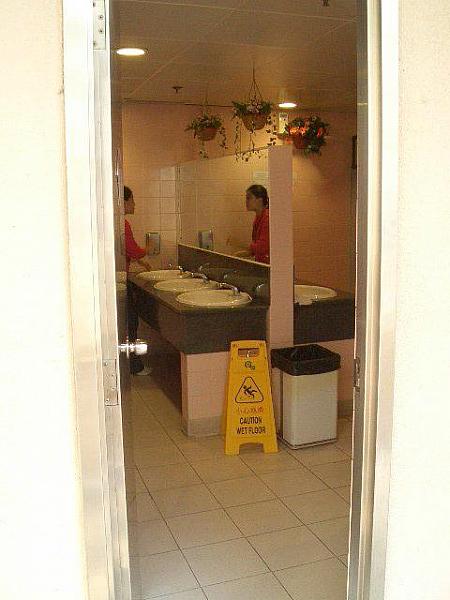マクドナルド裏に公共のトイレがあります。広くて、こちらも清掃員の方が常駐しているので清潔です。スタンレーを離れる前に使っておいてくださいね！