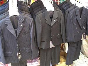男の子タキシード、スーツ　199香港ドル～／女の子ドレス　240香港ドル～