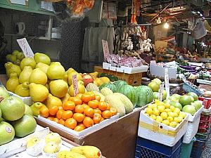 みかんの後ろの黄色い大きなフルーツは沙田柚（サーテン・ヤウ）という名の香港のザボン。その隣の緑色のフルーツはタイのザボンでタイ風サラダやデザートの楊枝甘露に使われます。