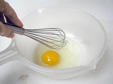 ４、たまごをボールに割り、卵白と卵黄が完全に解け、小さな気泡がたくさん出てくるまでしっかりと混ぜる（卵白の弾力が完全になくなるまで）　

　 **ここポイント！こうすることによって、焼き上がりの食感がふわふわになります