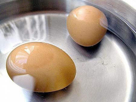 1.　まずはゆでたまごを作ります。しっかりと固いゆで卵を作ってください。