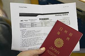 パスポートとナビから発行された引き換えの紙