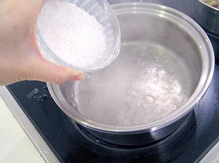 3.　鍋に湯を沸騰させ、ザルで水を切ったタピオカを入れゆでます。