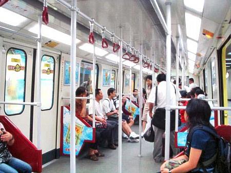 地下鉄の中ですが、これまた香港と良く似ているのです。新しいので清潔でした。
