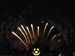 巨大なミッキーのパンプキンランタンの上に花火が上がります。 
