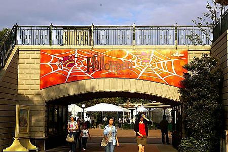 入ってすぐ、ディズニーランド電車の橋や、広場から普段とは違ったハロウィンの装飾がしてあります。
