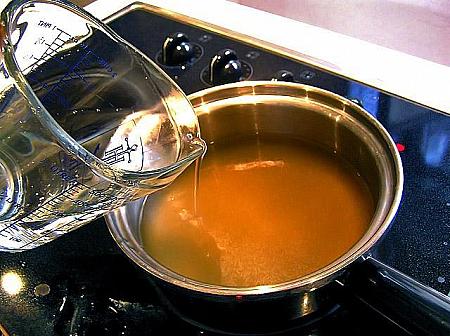 3. 別の鍋にチキンスープと水を加え、火にかけます
チキンスープはそのままでは塩味がきついので水で薄めてください 
