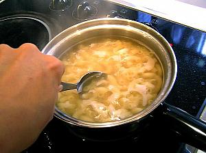 4. 茹でたマカロニをざるにあげ、チキンスープの鍋に加えて少し煮込みます
ここで好みの硬さにしてください 
