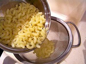 4. 茹でたマカロニをざるにあげ、チキンスープの鍋に加えて少し煮込みます
ここで好みの硬さにしてください 
