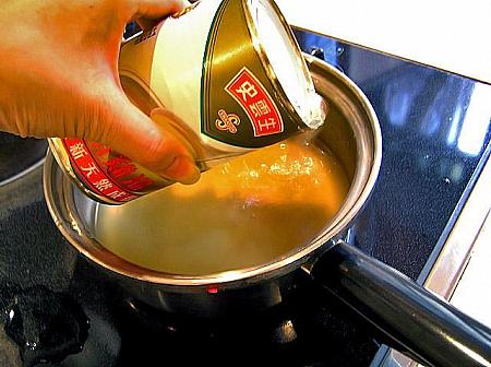 3. 別の鍋にチキンスープと水を加え、火にかけます
チキンスープはそのままでは塩味がきついので水で薄めてください 
