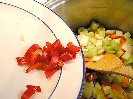  
続いてじゃがいも、トマトを除いた野菜を加えて更に炒めます。 

