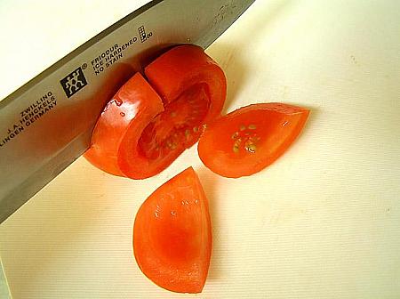 トマト 皮ごと切ります