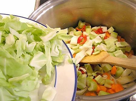  
続いてじゃがいも、トマトを除いた野菜を加えて更に炒めます。 
