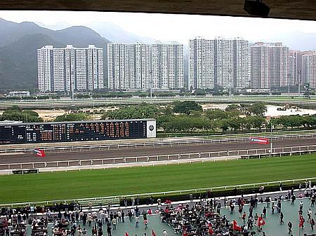 競馬場の奥には高層マンション。香港らしい光景です