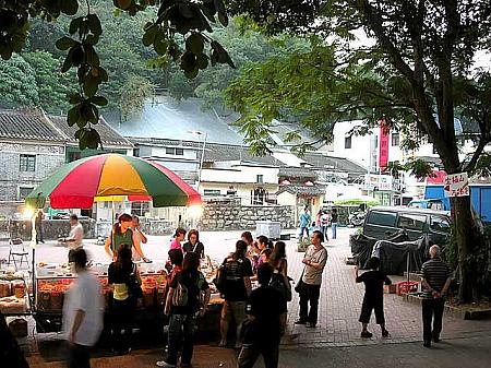 駅を出たら、すぐに“排頭街（Pai Tau St）”の古い町並みが目に付きます。お菓子を売っている露店も人気です。