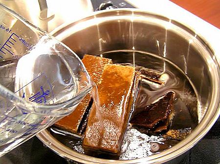 1. 鍋に黒砂糖を入れ、分量の水を加え火にかける 
