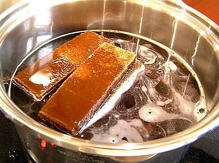 1. 鍋に黒砂糖を入れ、分量の水を加え火にかける 