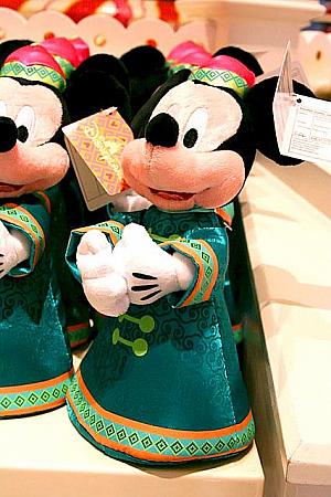 ミッキー＆ミニーのグミポーチは背中のチャックを開けるとミッキーやミニーの形をしたグミがいっぱい出てきます。それぞれHK$65