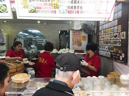 蒸し饅頭店には人だかりが。実は香港では少ない蒸饅頭店