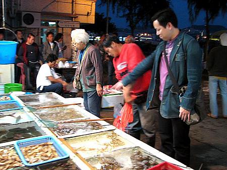 西貢と同じく、近くの魚屋さんで新鮮な海鮮を選んで厨房で作ってもらってもいいし、メニューから出来上がったものを注文してもどちらでもいいそうです。