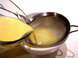 漉し器で漉し、なめらかにする<br>
3.　蒸し器を用意し、湯を沸騰させておく 
