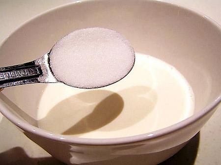 4. 牛乳にグラニュー糖を加わえ溶かす