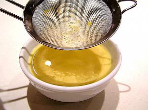 漉し器で漉し、なめらかにする<br>
3.　蒸し器を用意し、湯を沸騰させておく 
