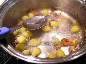 鍋に湯を沸騰させ、薄皮のついたぎんなんを入れ、スプーンの腹で転がし薄皮を取る 
