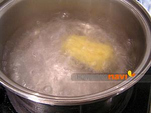 9. 別の鍋に湯を沸騰させ、麺をゆでる
