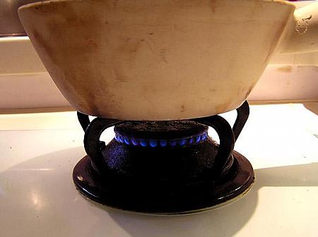 8. 沸騰してきて、湯気があがってふつふつしてきたら、弱火に変える