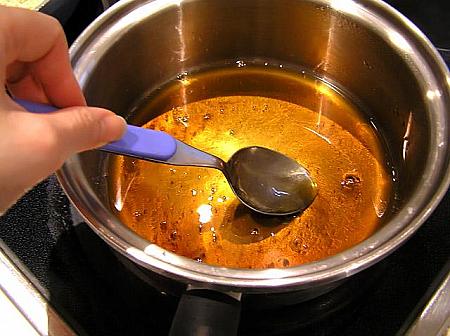 4. ホーローかステンレスの鍋に上白糖、麦芽糖、水、塩を入れて火にかけます 
上白糖が溶けたら、水で溶いたコーンスターチを加わえ、そのままとろみがつくまで火にかけます 