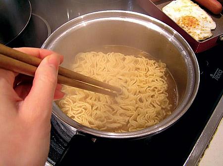 5. スープが沸騰したら、麺を入れそのままほぐさずに加熱し、アルデンテの仕上がりで火を止めます 