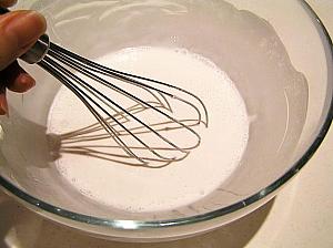 3.ボールにふるった粉類をいれ、そこへゆっくり水（80ｍｌ程度）を加えて溶いておく<br>
4. 鍋に残りの水を入れ、火にかけ沸騰したら、グラニュー糖または片糖を加えて煮溶かす
