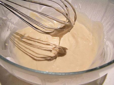 片糖<br>
6. 砵仔糕の型にはけを使って油を塗り、5を9分目まで注ぐ