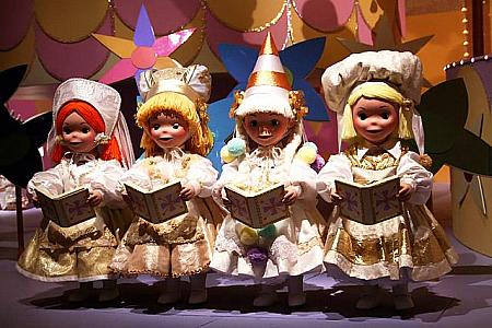 世界の民族衣装をまとったり、フレンチカンカンを踊る人形が見られます。