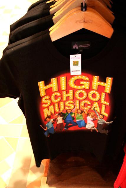 さすがに人気のある“HIGH SCHOOL MUSICAL(ハイ・スクール・ミュージカル)”だけあって、こんなTシャツも販売中！ 
