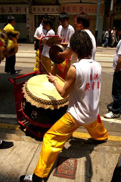 舞には太鼓やシンバル、銅鑼のリズムがつきもの。日本の太鼓は目の前に掲げて叩くこともありますが、こちらは下に打ち付ける太鼓です。
