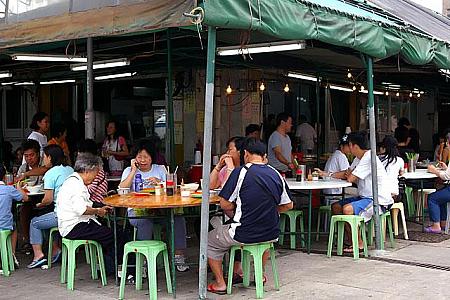 翌日の朝食は、マーケットにあったお粥屋さんで。朝から活気があって、香港の街中とは違った朝のひとときを過ごしました。