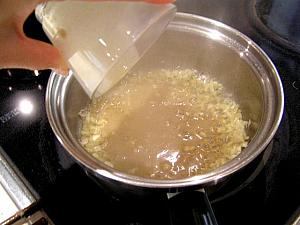 5. フライパンに油を熱し、にんにくを香りよく炒め、腐乳を加え、再び沸騰したら、通菜の上にかける 