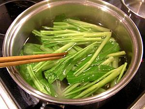 4. 鍋に湯を沸騰させ、通菜を茎から入れ、時間差で葉を入れさっと下茹でし皿にもりつける 