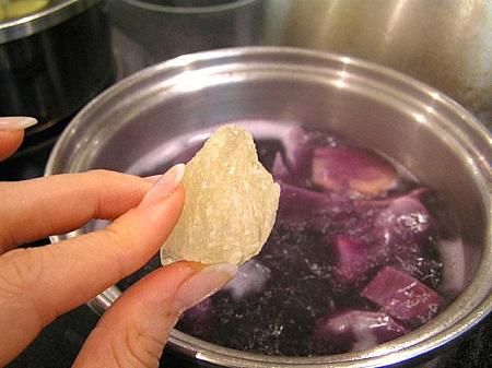 4. 片糖で好みの甘さに調える
Point！　紫芋の場合は、色をきれいに保つため、氷糖で甘みをつけるとよい